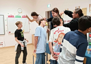 Zabawa ze zjedzeniem jabłka wiszącego na sznurku