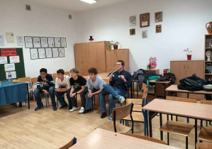 Klasa 8b wspólne oglądanie lub słuchanie muzyki