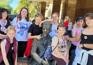 Grupa wędrowców z nauczycielkami przy pomniku Reymonta