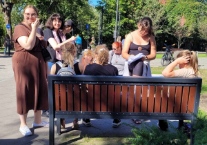 Skupieni nad kolejnym zadaniem - chwilka na odpoczynek w parku i rozmyślanie nad zadaniem