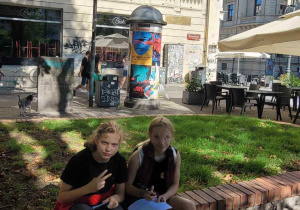 Uczennice na tle kamienicy