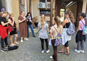 Grupa słucha zadania odczytywanego przez nauczycielką