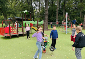 Uczniowie na placu zabaw