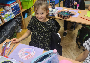 Uczennica podczas pracy plastycznej