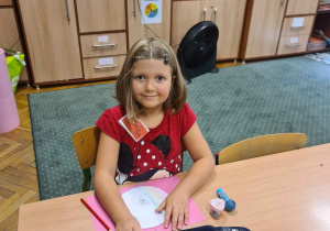 Uczennica podczas pracy plastycznej