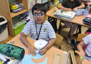 Uczeń podczas pracy plastycznej