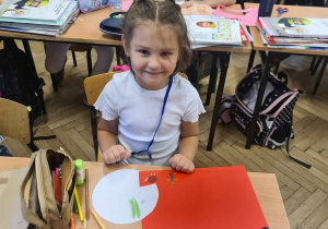 Uczennica podczas pracy plastycznej