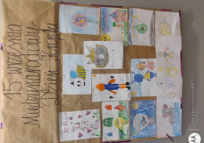 Wystawa prac uczniów na szarym papierze z opisem 15 września - Międzynarodowy Dzień Kropki