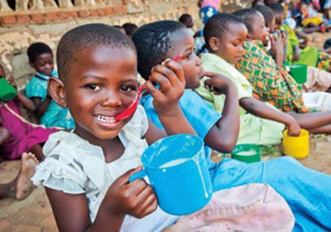 Dzieci z kubeczkami z pożywieniem - Malawi