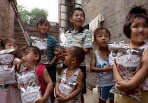 Dzieci trzymają w rękach torby foliowe z zupą - Malawi