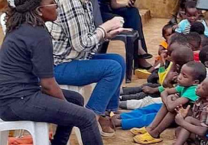 Pani Doktor w otoczeniu dzieci