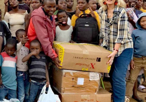 Pani Doktor prezentuje trzy ogromne paczki z pomocą dla dzieci