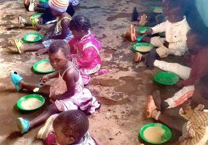 Dzieci podczas posiłku