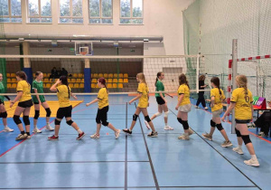 Zakończenie meczu i podziękowanie sobie wzajemnie przez zawodniczki idące wzdłuż siatki