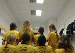 Dziewczyny pokazują numery na koszulkach