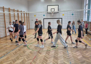 Przywitanie zawodniczek idących wzdłóż siatki