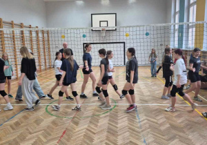 Pożegnanie zawodniczek idących wzdłóż siatki
