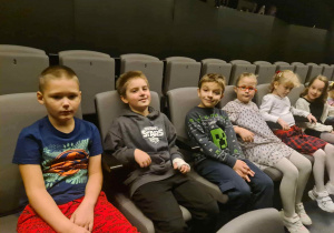 Uczniowie na widowni teatru
