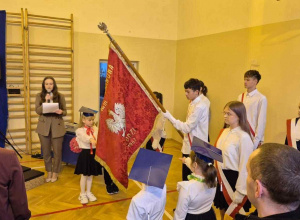 Pierwszoklasiści - Uczniami... Ślubowanie i pasowanie na ucznia SP 111