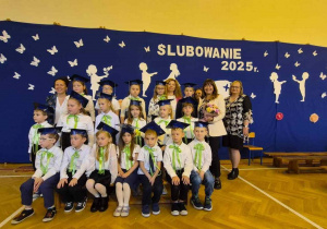 Uczniowie podczas uroczystości ślubowania i pasowania na ucznia