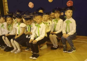 Uczniowie na tle dekoracji