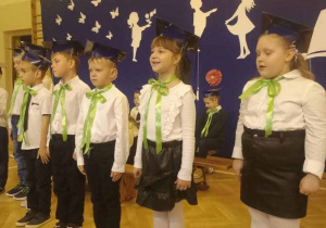 Uczniowie podczas występu