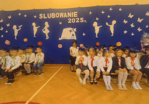 Uczniowie klas pierwszych przygotowani do uroczystości ślubowania
