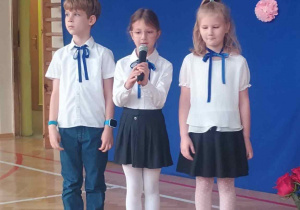 Uczniowie podczas uroczystości - występ