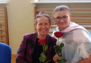 Roześmiane nauczycielki z kwiatami w dłoniach