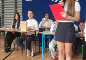 Uczniowie podczas uroczystości - występ