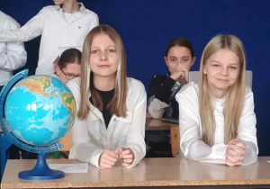 Uczniowie podczas uroczystości - występ