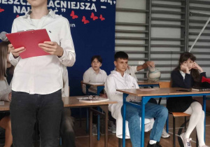Uczniowie podczas uroczystości - występ