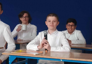 Uczniowie podczas uroczystości - występ