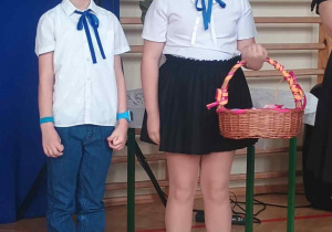 Uczniowie podczas uroczystości - występ