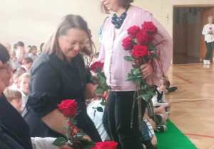 Kwiaty dla nauczycieli od Rady Rodziców i Uczniów
