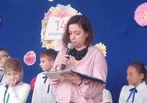 Wypowiedź Przewodniczącej Rady Rodziców, w tle kolorowa dekoracja z okazji święta Nauczycieli