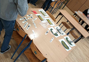 Uczeń przed ławką z pomocami ortograficznymi