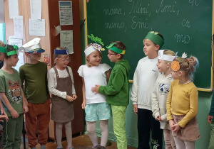 Zbliżenie na występujących uczniów