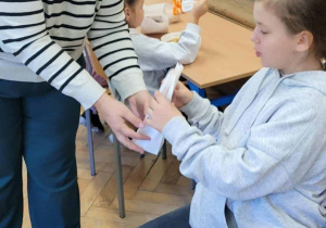 Pani Milena wręcza uczniowi drobny upominek ufundowany przez RR