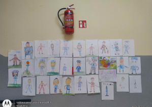 Wystawa prac - rysunki - galeria na korytarzu szkolnym