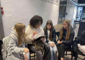 Uczennice pochylone nad zadaniem