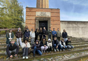 Uczniowie przed bramą Stacji Radegast