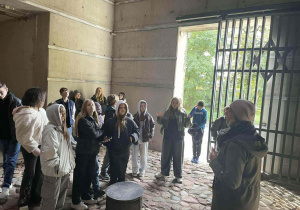 Uczniowie wewnątrz pomieszczenia muzealnego