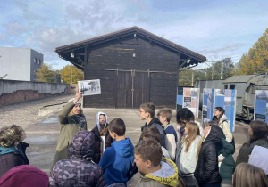 Uczniowie na tle dworcowego baraku