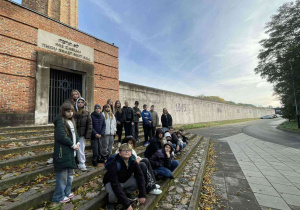 Na stopniach przed bramą Stacji Radegast