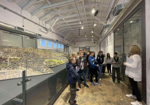 Uczniowie przed wystawą fotograficzną