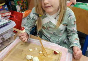 Uczennica podczas przygotowywania potrawy