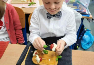 Uczeń przygotowuje koreczki