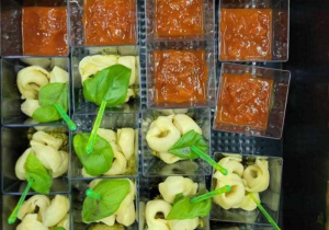 przysmaki przygotowane w jednorazowych porcjach