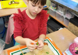 Uczennica przygotowuje koreczki